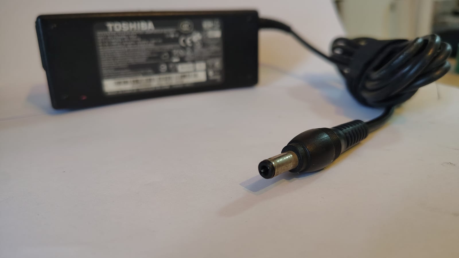 Cargador para Notebook Toshiba 65W 19V 3.42A Punta Estándar 5.5mm x 2.5mm (PA-1650-21 / PA3714U-1ACA) - imagen 2